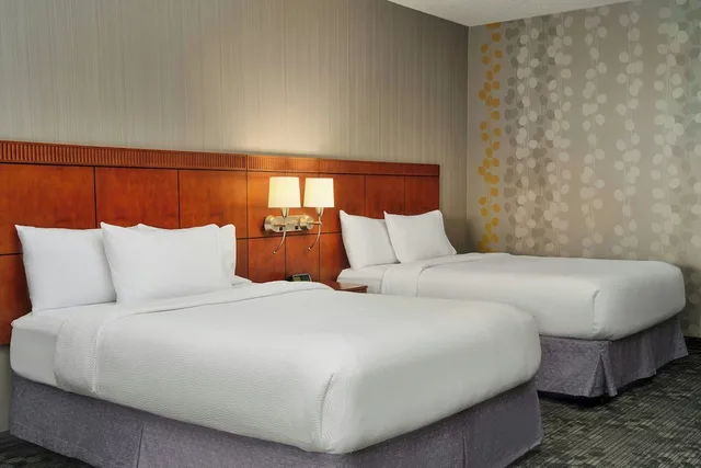 غرفة بسريرين كوين بشرفة، Courtyard Akron Stow 1/2