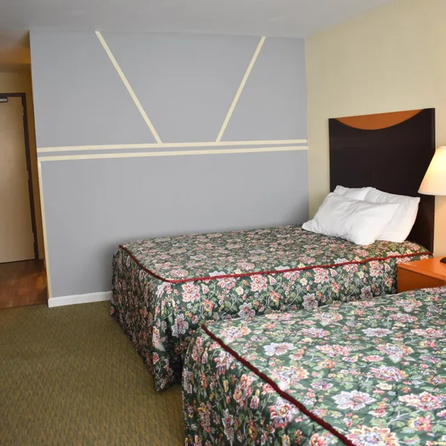 Standard, Double Bed, East Norwich Inn-Oyster Bay, Long Island, NY 5/10