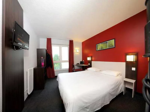 Standard, Queen Bed, BALLADINS EAUBONNE 3/10