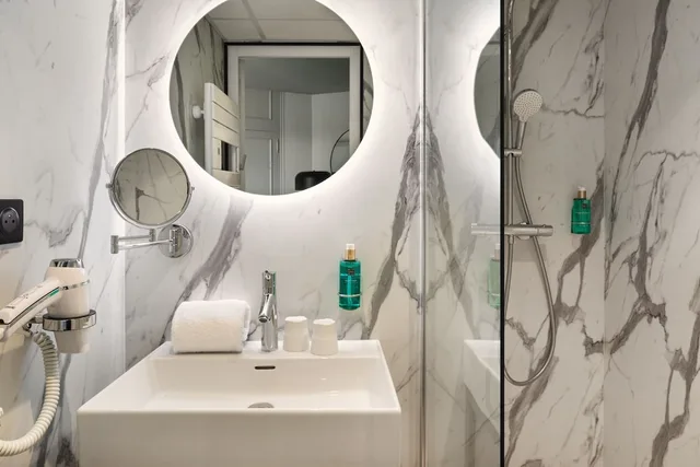 جناح جونيور بسرير كوين، Hotel & Spa Le Maury, The Originals Boutique 7/7