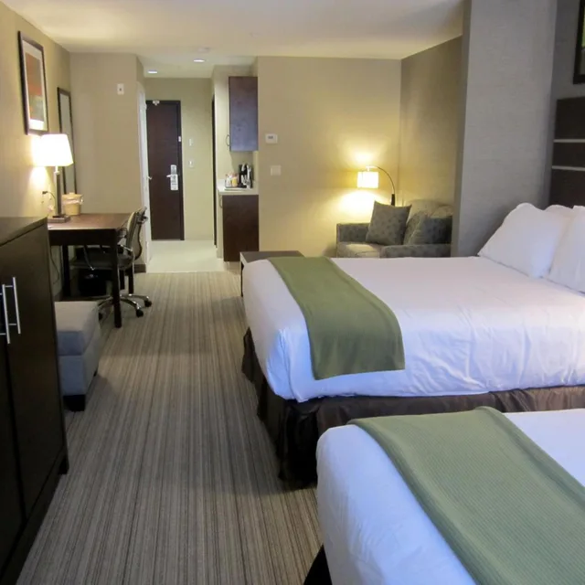 غرفة بسرير كينج وسريرين كوين لذوي الإعاقة، HOLIDAY INN EXPRESS GOLDEN KICKING HORSE 2/6