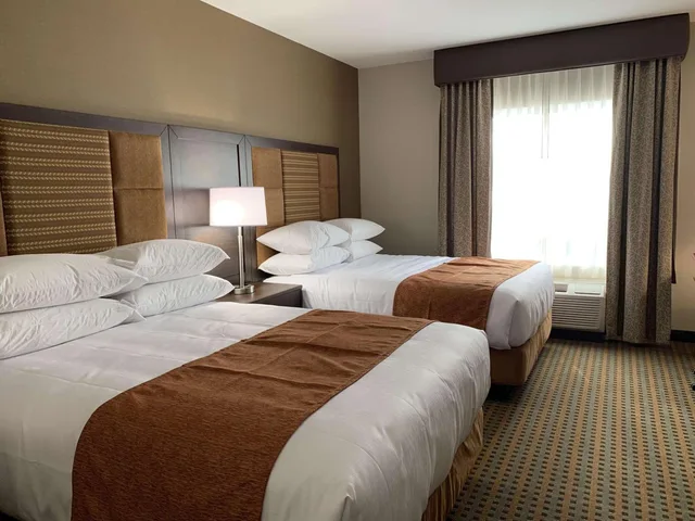 غرفة بسريرين كوين بحوض استحمام لذوي الإعاقة، Best Western Plus Hinton Inn and Suites 1/10