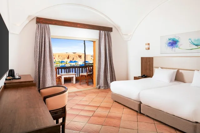 غرفة سوبيريور بسرير كينج بإطلالة على المسبح، Pickalbatros Portofino Villaggio Resort 1/4