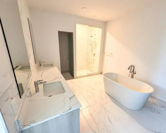 Signature, Penthouse, 1 King and 2 Queen Beds, Muskoka Bay Resort 3/3