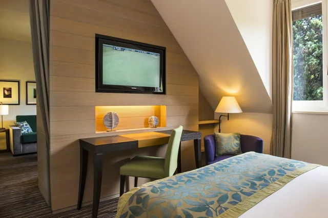 Privilege, South Side، Hotel Ermitage Evian Resort 2/5