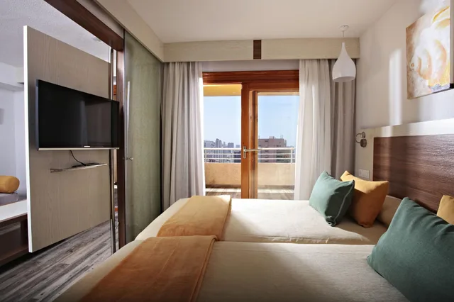 جناح مفرد بإطلالة على المسبح بشرفة بغرفة نوم واحدة، Sandos Benidorm Suites 3/4