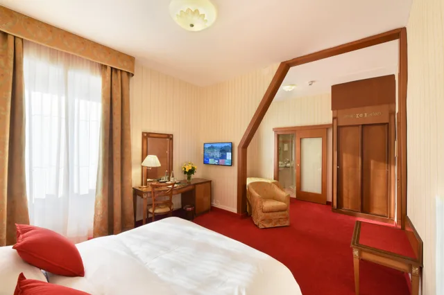 غرفة قياسية بإطلالة على المدينة، GOLF HOTEL RENE CAPT 1/3