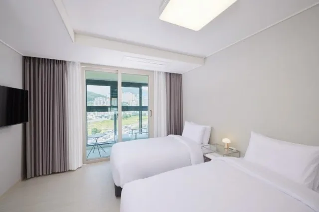 إقامة بسريرين منفصلين بإطلالة جزئية على البحر، Citadines Connect Hari Busan 1/1