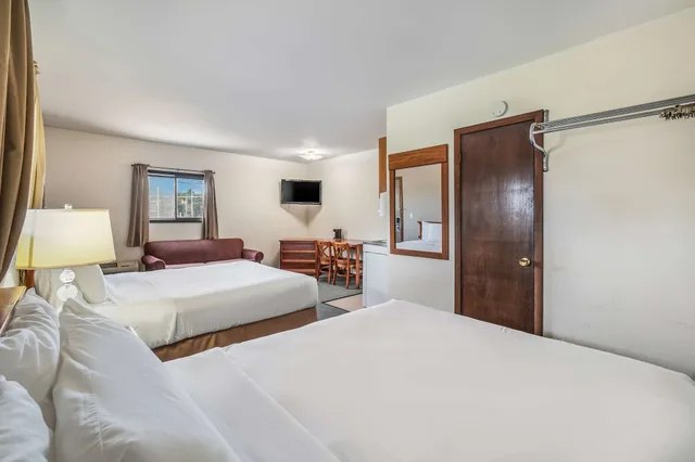 Family Suite, Premium, 2 Queen Beds, No Elevator، Americas Best Value Inn Marquette 2/5