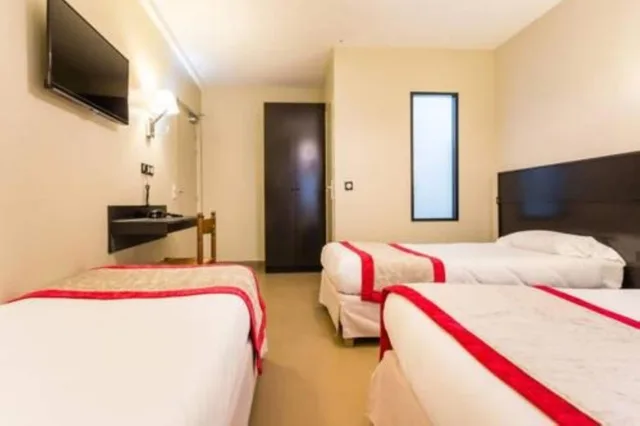 غرفة رباعية بسرير كوين وسريرين منفصلين بحمام خاص في الطابق الأرضي، HOTEL BONSEJOUR MONTMARTRE 1/3