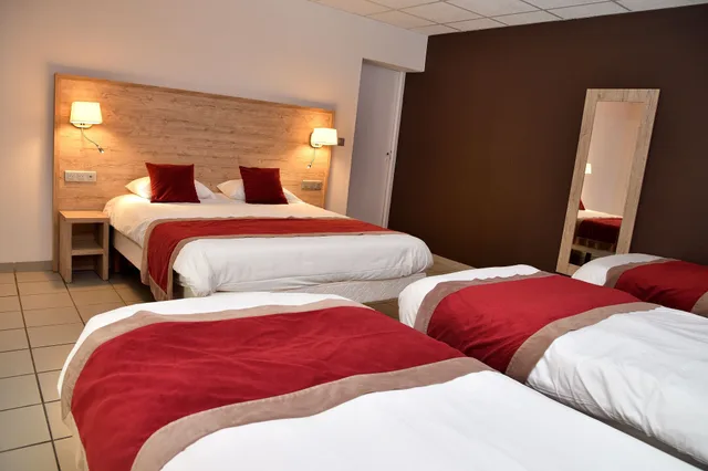 غرفة عائلية بسرير مزدوج وسريرين منفصلين، Hôtel du Bowling de Millau 7/10