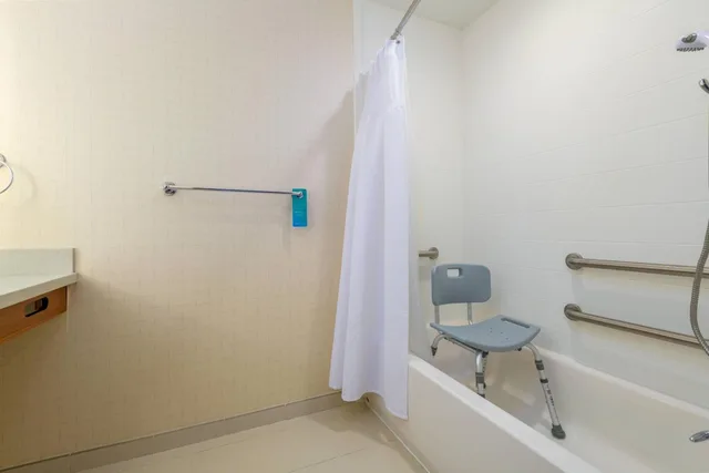 جناح بسرير كينج مع سرير سحّاب إضافي مع أريكة لذوي الإعاقة، Springhill Suites Raleigh Cary 3/3