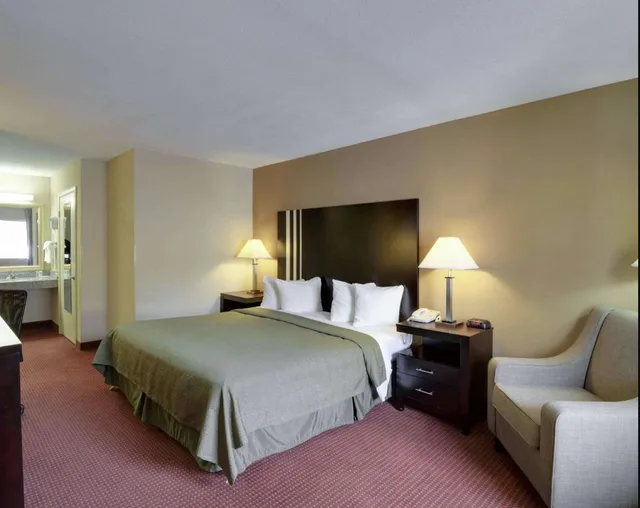 جناح، Quality Inn and Suites Clarksville 2/3