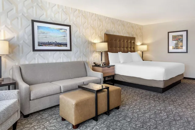 غرفة بسرير كينج مع أريكة في طابق مرتفع، Drury Inn and Suites Southwest St. Louis 2/3