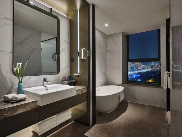 1 Bedroom, Suite, King Bed, Club Lounge Access, Crowne Plaza Wuhan Development Zone 3/3