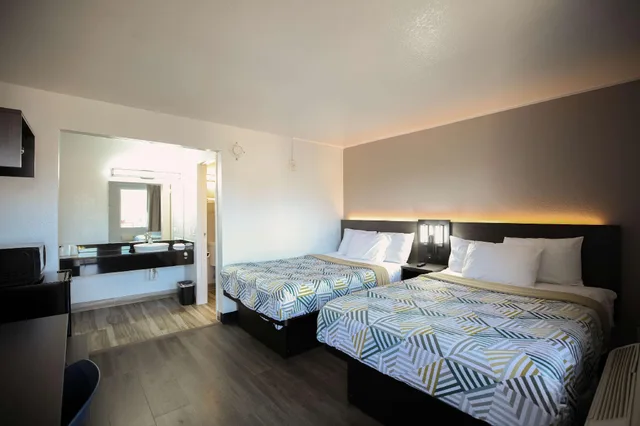 غرفة بسريرين مزدوجين، Motel6 Sacramento, CA - Central 1/1