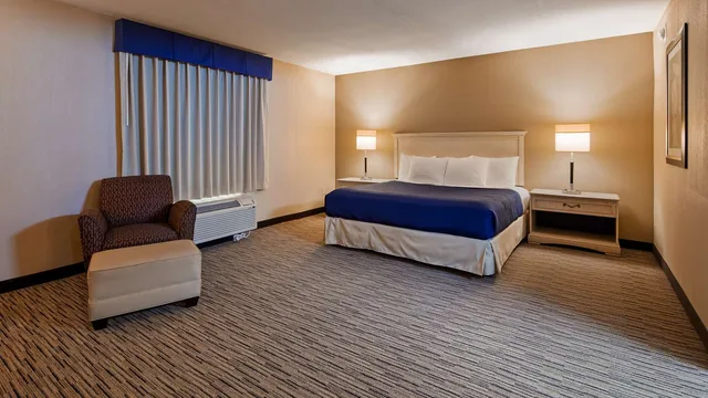 جناح بسرير كينج مع أريكة، Surestay Hotel By Best Western Tupelo North 1/3
