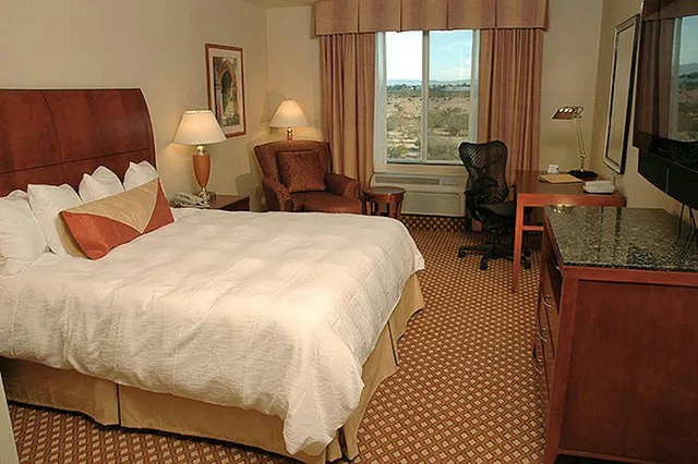غرفة بسرير كينج، Hilton Garden Inn Victorville 1/2