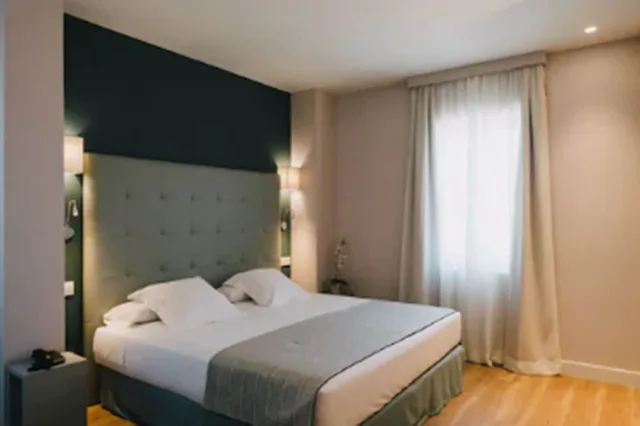 غرفة سوبيريور بسرير مزدوج أو سريرين منفصلين بشرفة، HOTEL PAX TORRELODONES 3/6