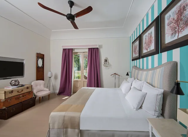 جناح جونيور بسرير كينج بإطلالة على الفناء بشرفة مع أريكة، Capri Tiberio Palace - The Leading Hotels of the World 1/5