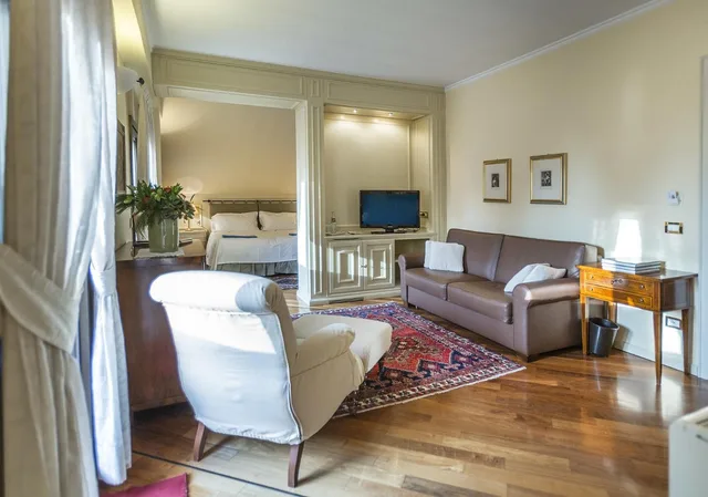جناح، Hotel Regina Adelaide 1/3