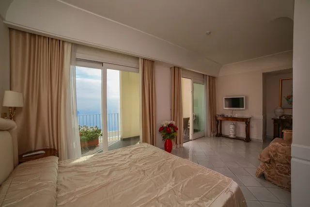 غرفة ديلوكس بسرير كوين بإطلالة على البحر بشرفة، Hotel Villa Fraulo 4/5