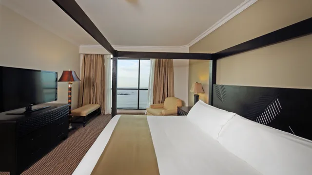 جناح عائلي بإطلالة على البحر بغرفتي نوم مع دخول صالة النادي، Intercontinental Miramar Panama 1/3