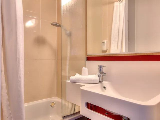 غرفة كومفورت بسرير كوين، B&B Hotel Villeneuve Loubet Village 7/9