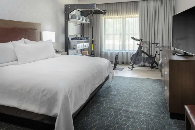 2 Rooms, Fitness, Suite, King Bed, Kitchenette، Embassy Suites by Hilton Grand Rapids Downtown, MI 1/2