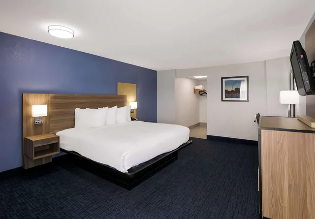غرفة قياسية بسرير كينج لذوي الإعاقة، SureStay Plus by Best Western Pigeon Forge 3/3
