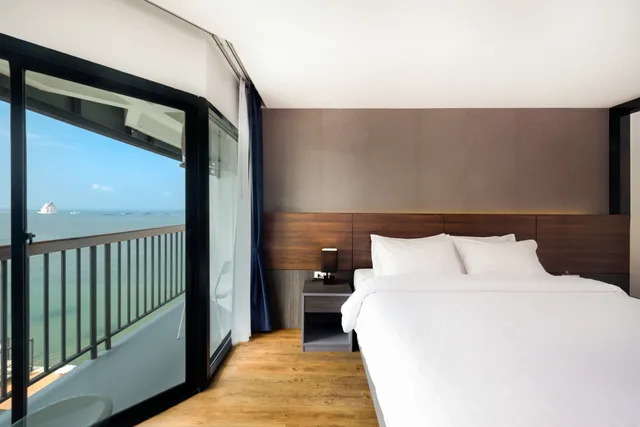 غرفة سوبيريور بسرير مزدوج بإطلالة على البحر، The Loft Seaside Sriracha Hotel 2/2