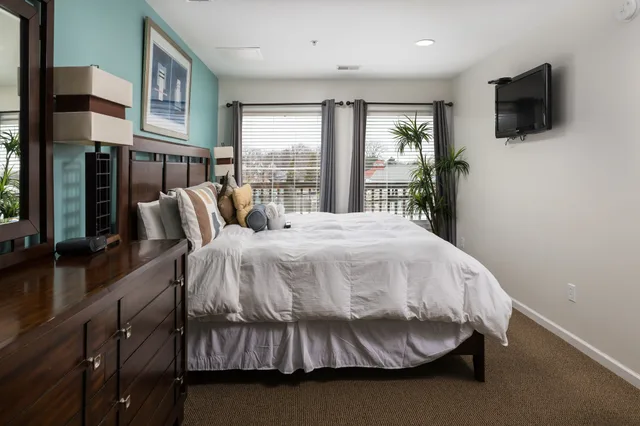 Master, Suite, 2 King Beds, Sofa، Old Harbor Inn 4/8