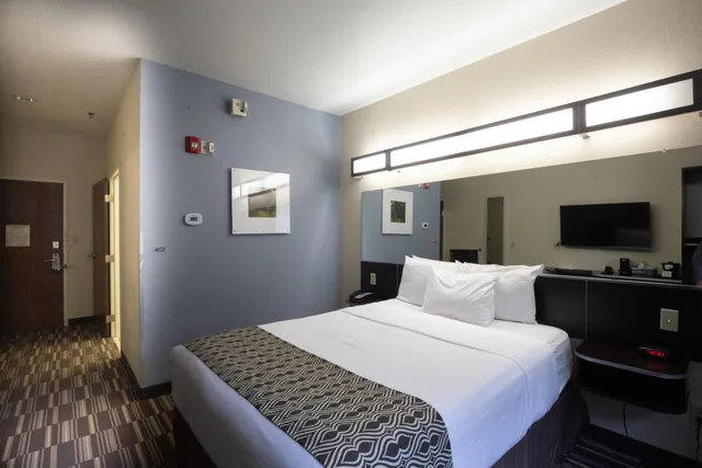 غرفة بسرير كوين بحوض استحمام لذوي الإعاقة، Microtel Inn & Suites By Wyndham Waynesburg 4/10