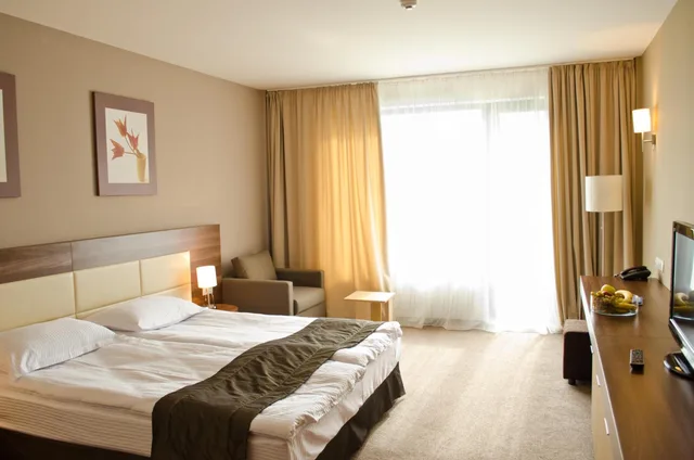 غرفة بسرير مزدوج أو سريرين منفصلين بشرفة، Spa Hotel Belchin Garden 1/10