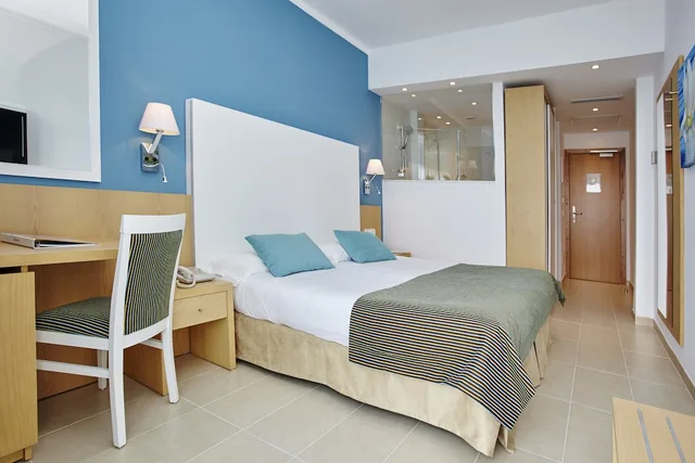 غرفة بسريرين منفصلين بإطلالة على البحر بشرفة، Universal Hotel Marques 3/3