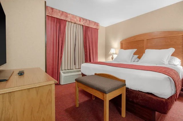 Standard, King Bed, Norfolk Lodge Suites Ascend Hotel Collection 1/10