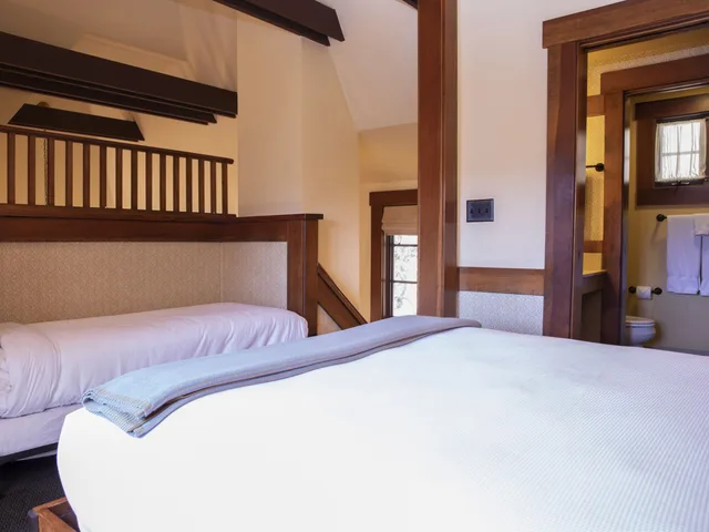 2 Bedrooms, Premium, Chalet, 1 Single and 2 Queen Beds, 2 Bathrooms, Sofa، UCLA Lake Arrowhead Lodge 3/4