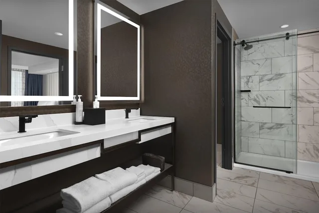 جناح استوديو بسرير كينج بشرفة مع أريكة بحوض استحمام، Embassy Suites by Hilton Pigeon Forge Resort 5/7