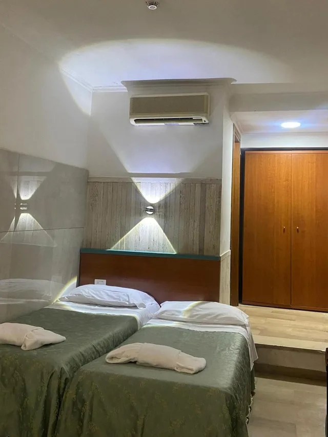 غرفة رباعية، Hotel Center 2 2/5