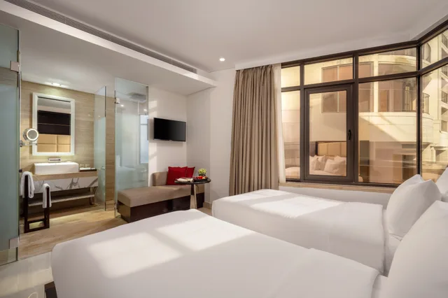 Senior, Deluxe, Twin Beds, Holiday Beach Hotel Danang 2/8