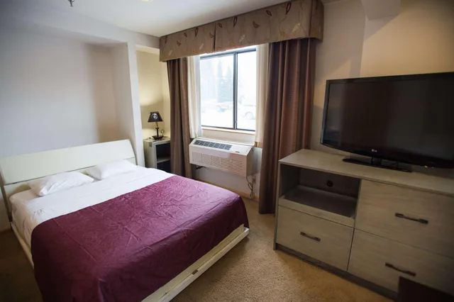 Suite, Murphy Bed, 2 Queen Beds, Sofa, Bathtub, Accessible، Best Western Alpenglo Lodge 2/10