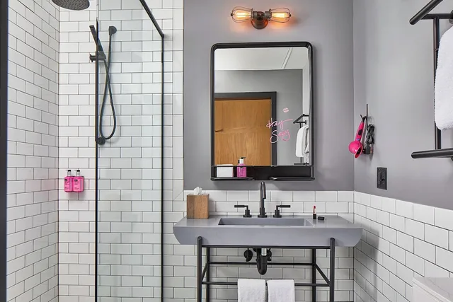 غرفة بسرير كينج لذوي الإعاقة، Moxy Minneapolis Uptown 3/3