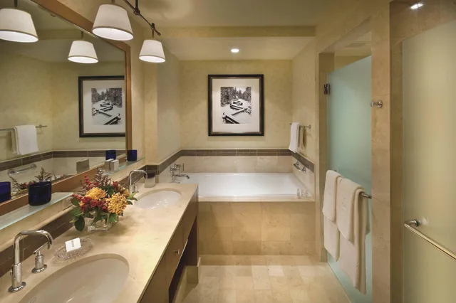 غرفة كلوب بسريرين كوين مع دخول صالة النادي، The Ritz Carlton Lake Tahoe 8/8