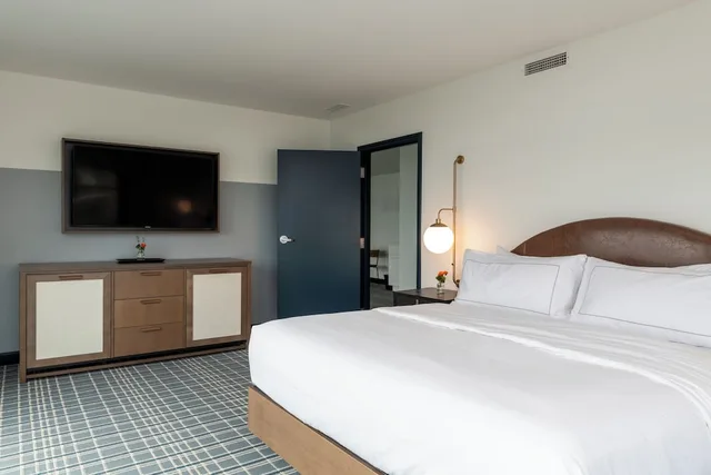 جناح رئاسي بسرير كينج بإطلالة على البحيرة بحوض استحمام، Hotel Canandaigua, Tapestry Collection by Hilton 1/10