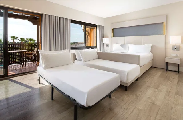 غرفة ديلوكس عائلية بسرير كينج، DoubleTree by Hilton Islantilla Beach Golf Resort 1/1