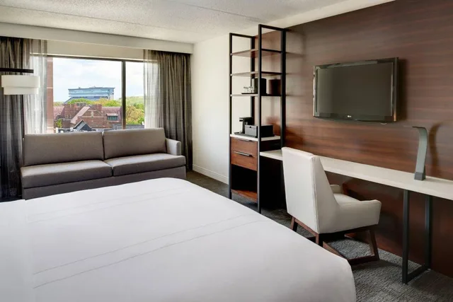 غرفة بسرير كينج مع أريكة مع دخول الصالة، Marriott East Lansing At University Place 3/6