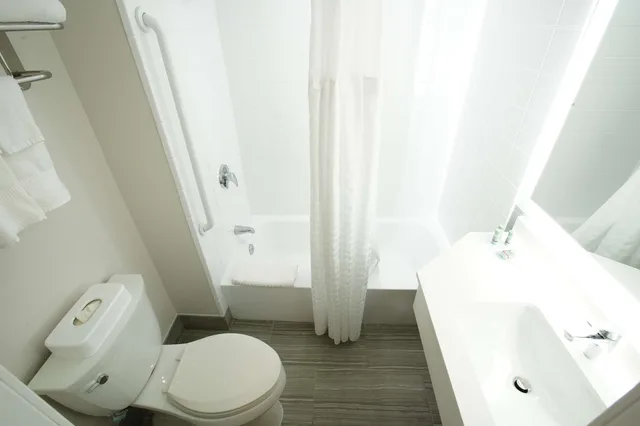 غرفة قياسية بسرير كينج بحوض جاكوزي، Best Western Paramus Hotel & Suites 10/10
