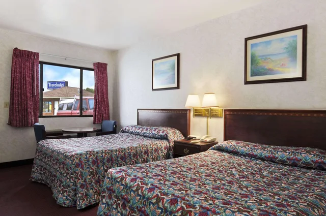 غرفة قياسية، Travelodge by Wyndham Niagara Falls 2/2