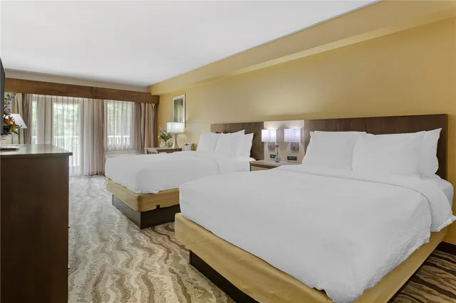جناح بسريرين كوين بشرفة بإطلالة لذوي الإعاقة، Best Western Plus River Escape Inn & Suites 1/4