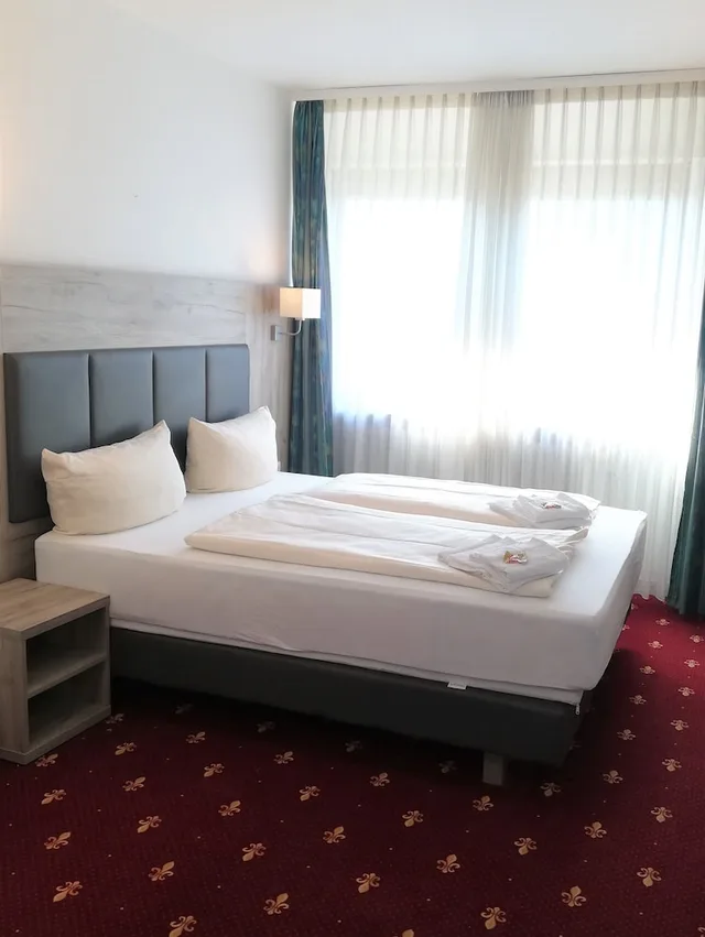 غرفة ثلاثية بسرير مزدوج وسرير فردي، Hotel Central Heidelberg 1/2